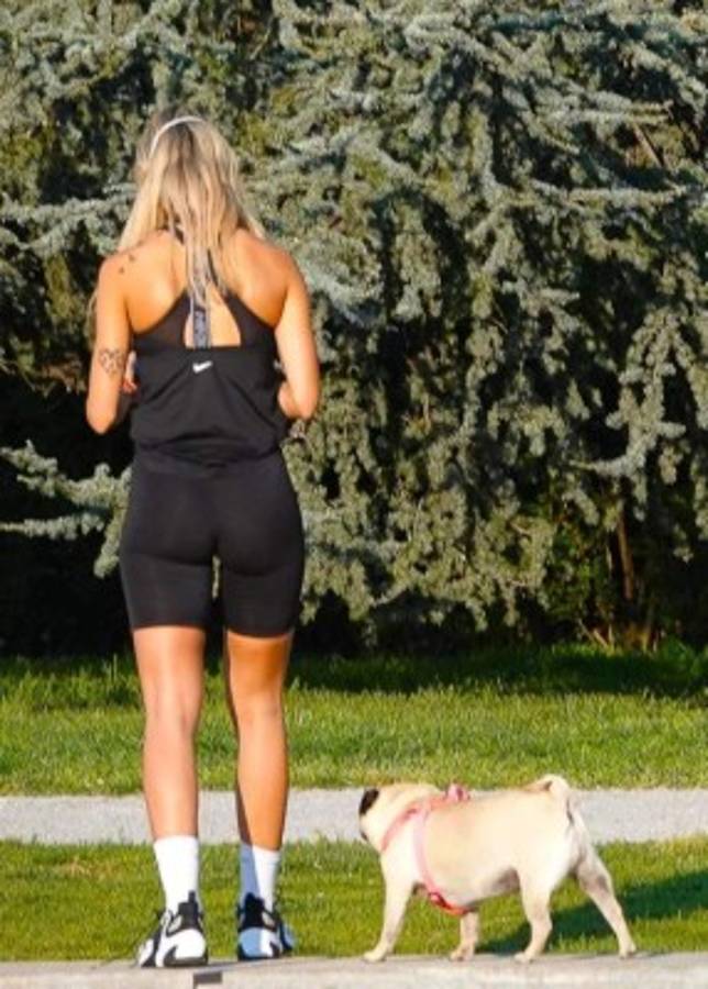 Lautaro Martínez y su espectacular mujer se saltan la cuarentena para pasear a los perros