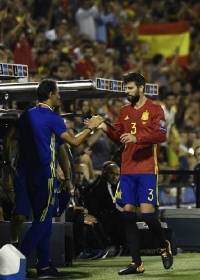 Lo que no se vio en TV: Polémica actitud de Piqué en el himno y el festejo de España en camerinos