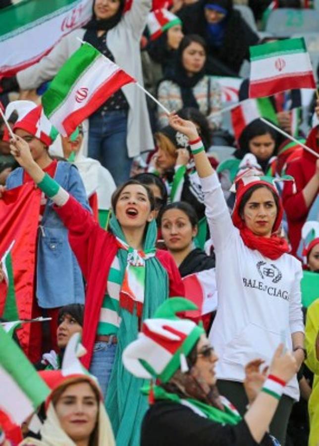 Euforia total: Por primera vez, mujeres asisten a un partido oficial de futbol en Irán