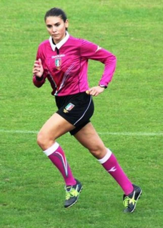 FOTOS: Elena Tambini, la árbitro que destaca en el fútbol italiano
