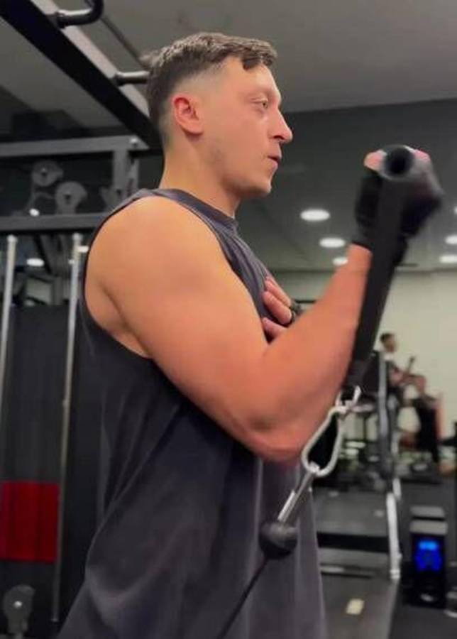 “Está hecho una bestia”: la tremenda transformación física de Mesut Özil tras el retiro del fútbol