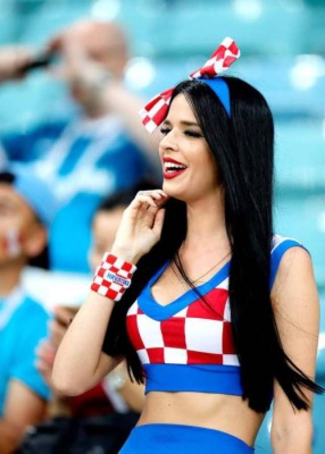 ¡Qué bellas! Las aficionadas rusas y croatas deslumbran en el estadio de Sochi