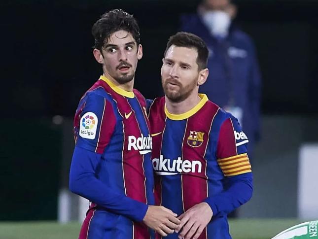 Fue compañero de Messi y revela: “Convivir con él fue raro, me saludaba con un beso, pero después me acostumbré”