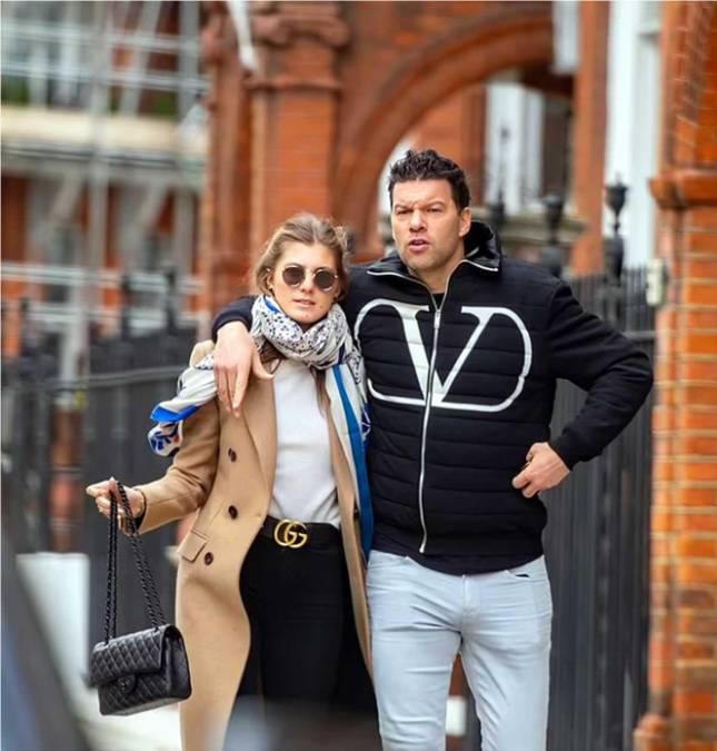 ¡Es 26 años menor! Así fue captado ex futbolista con su nueva novia y amiga de su hijo que murió