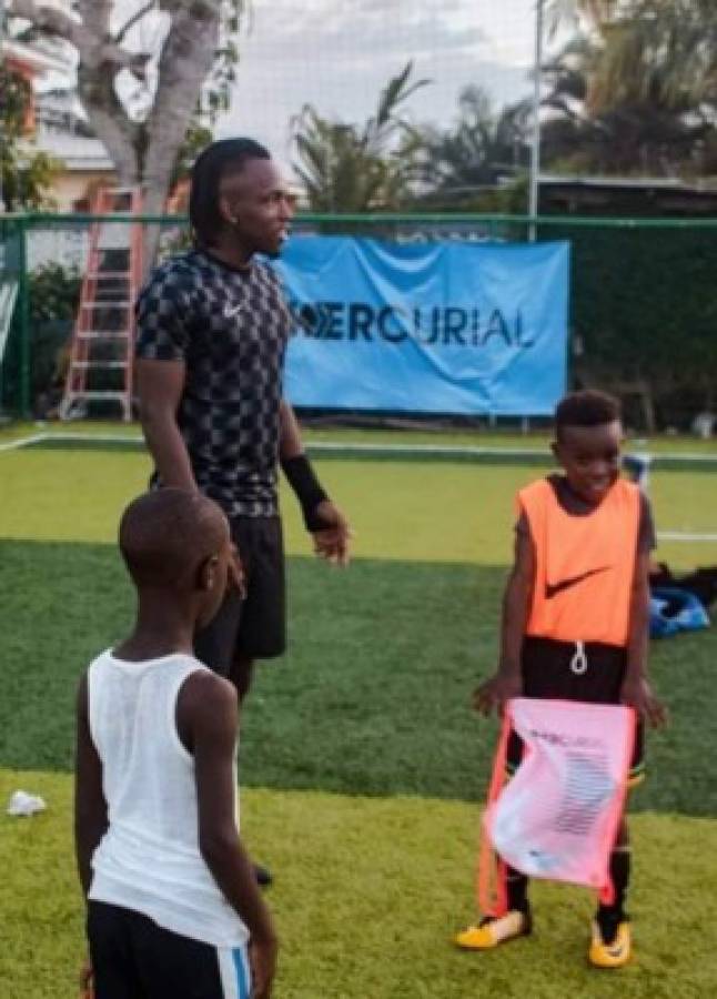 Alberth Elis sorprende a niños de Tela y les regala implementos deportivos