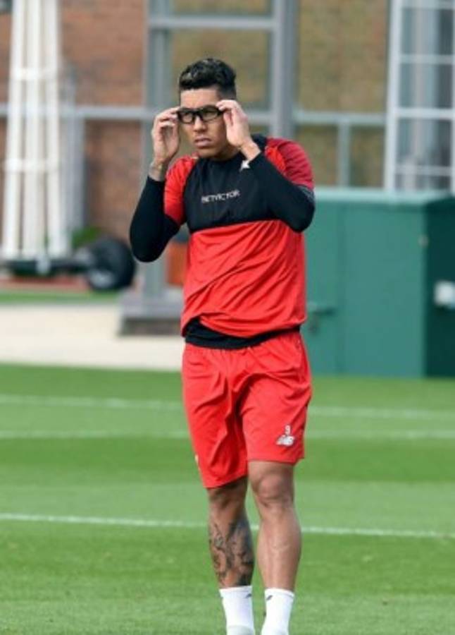 Curioso: Roberto Firmino entrena con anteojos al estilo Edgar Davids