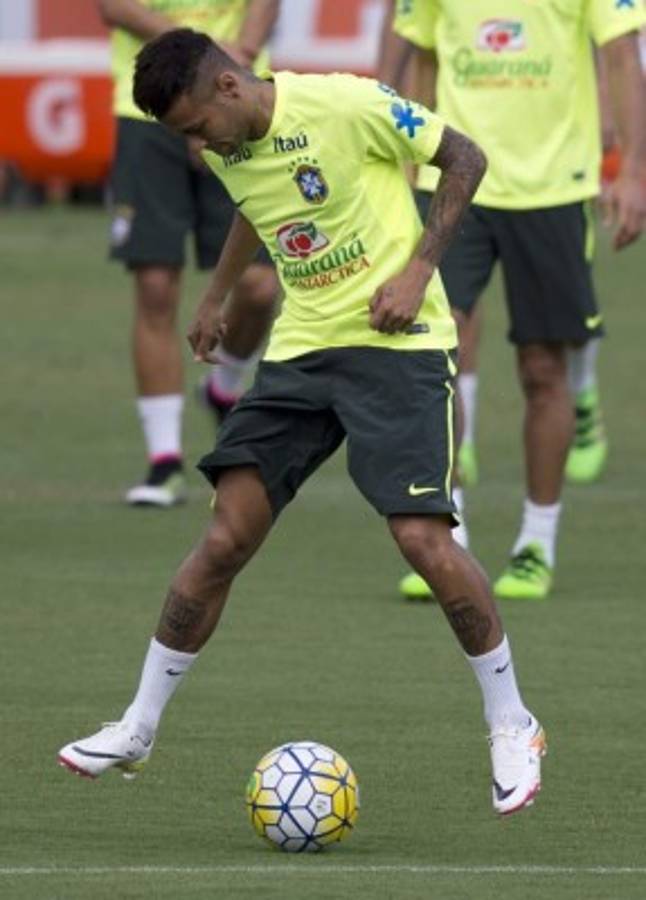 Así fue el primer entrenamiento de Neymar con Brasil de cara al juego ante Uruguay
