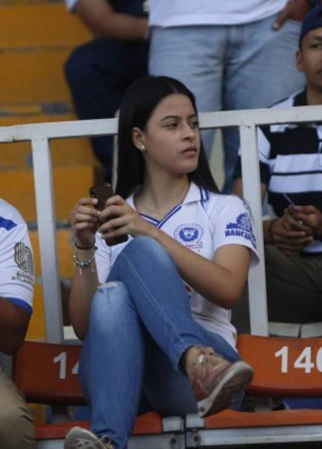 ¡Mucha belleza! El Nacional se llenó de lindas chicas en la final de Olimpia ante Motagua