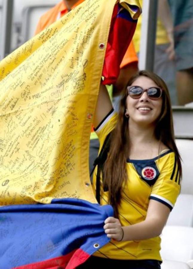 Las hermosas colombianas y su fiesta en partido Colombia-Grecia