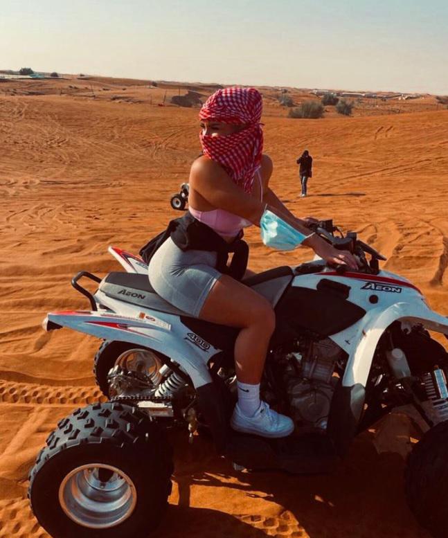 Su carrera futbolística acabó por un escándalo y ahora gana cerca de 600 mil euros como modelo