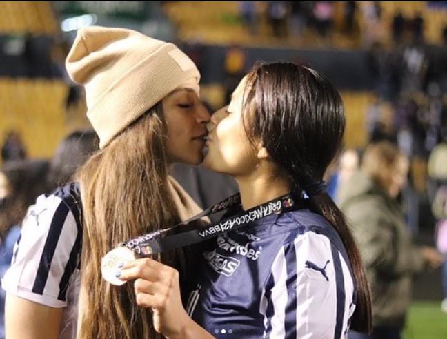 El beso de dos jugadoras tras el título de Monterrey en la Liga MX Femenil; una es futbolista del América