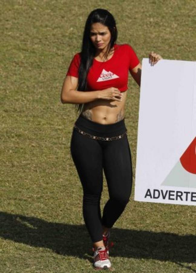 ¿Quién es la chica de rojo que engalanó el inicio de la jornada de Liga Nacional?