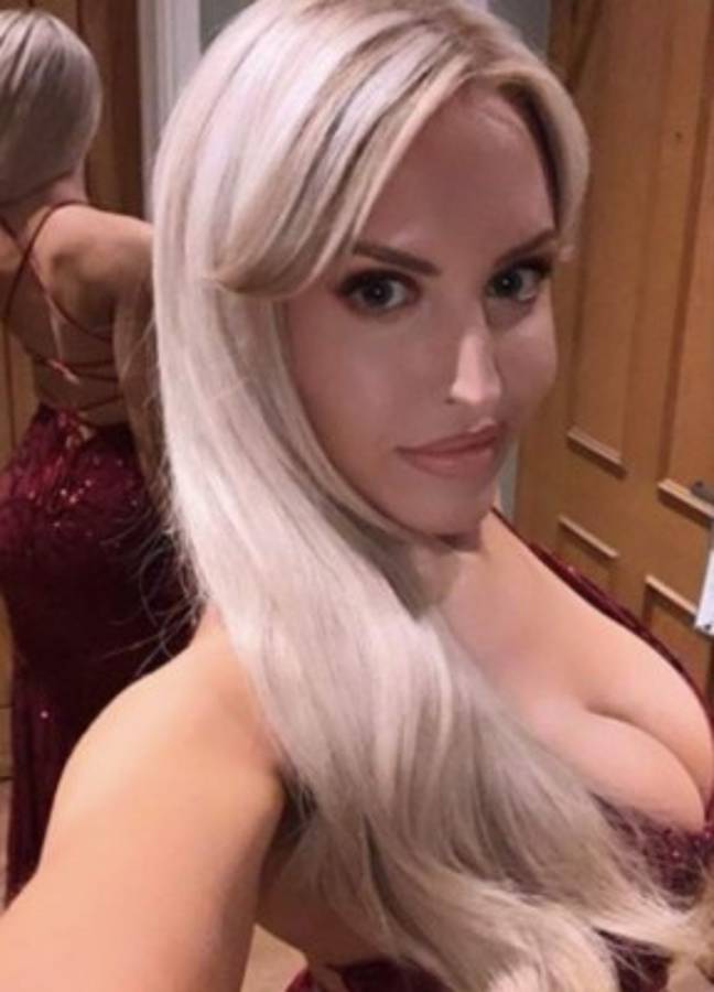 Bienvenida a la Premier League: La deslumbrante rubia que es presentadora de TV del Leeds United