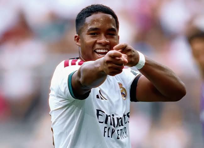 Fichajes: Flick tiene a su '9', la bomba de Olise y Dibu Martínez llegó a su nuevo club