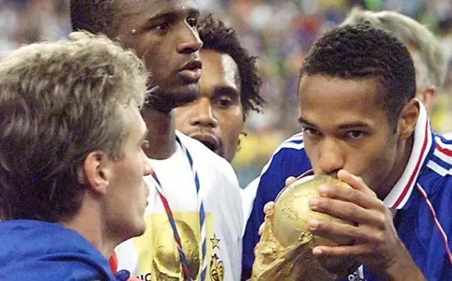 Thierry Henry revela que sufrió depresión en Barcelona y el trauma que le dejó su padre: “Tenía que hacerlo”