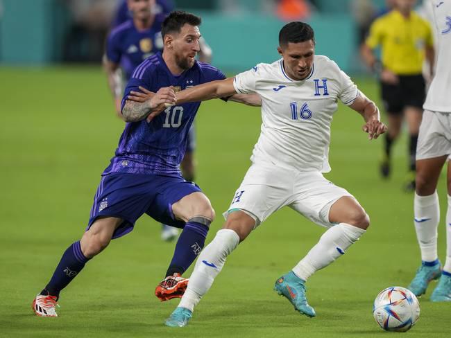 En una que otra ocasión Héctor Castellanos logró quitarle el balón a Leo Messi ante su exclusivo marcaje.