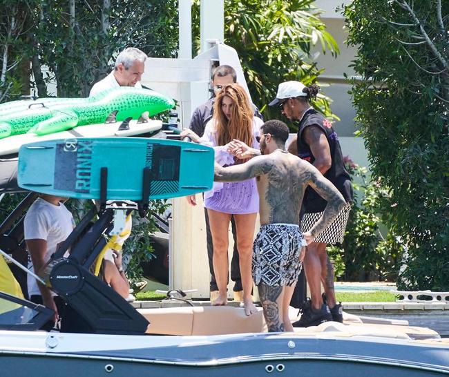 Bomba en Miami: Captan de nuevo a Shakira con el piloto Lewis Hamilton en un yate, ¿y Tom Cruise?