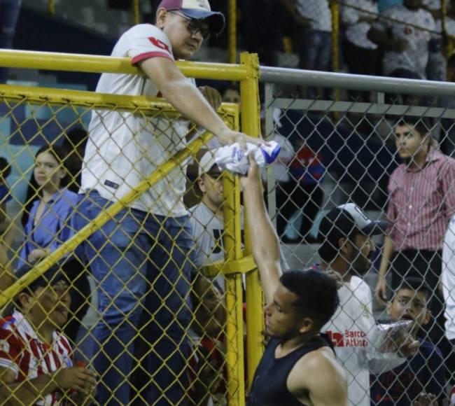 Beso de Troglio a la figura, “Chelito” se roba el show y ¿quién es la vendedora que cautivó en juego del Olimpia?