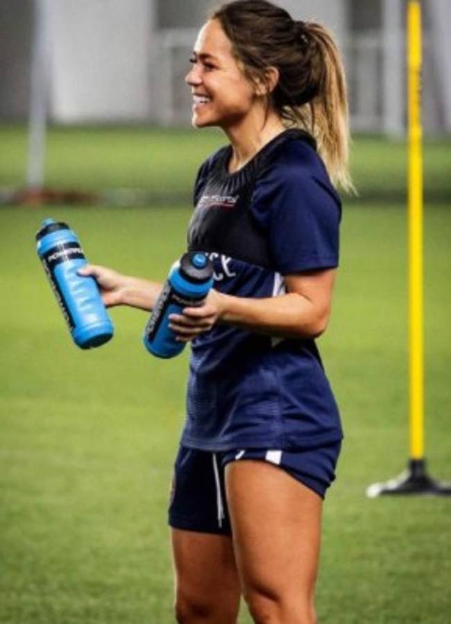 Le dijo 'yes': La bella futbolista de Estados Unidos que se casó con Roger Espinoza