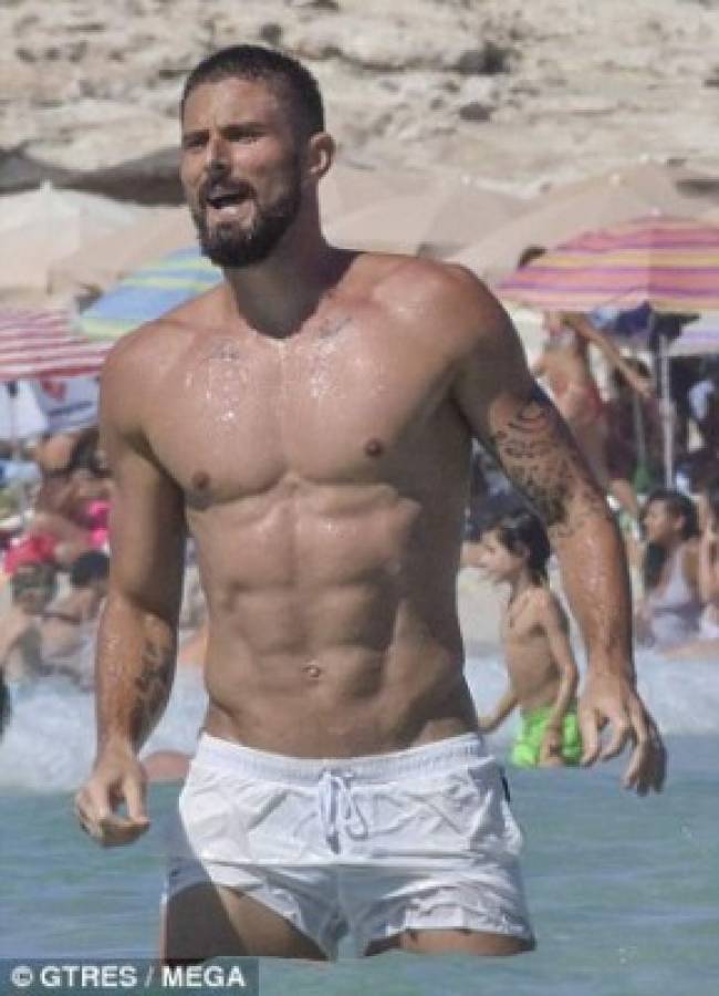 Fotos: Giroud es cazado con su linda novia de vacaciones en España