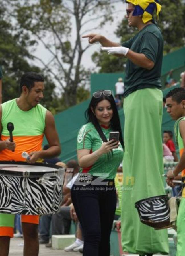 Ariana Herchi paraliza estadio de Marathón en el clásico ante Real España