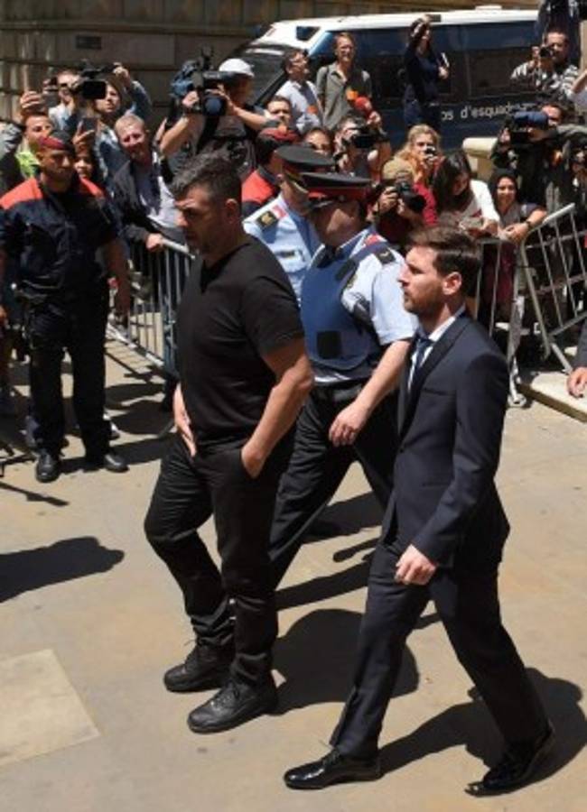 Fotos: Hostil recibimiento a Messi en la puerta del juzgado en Barcelona