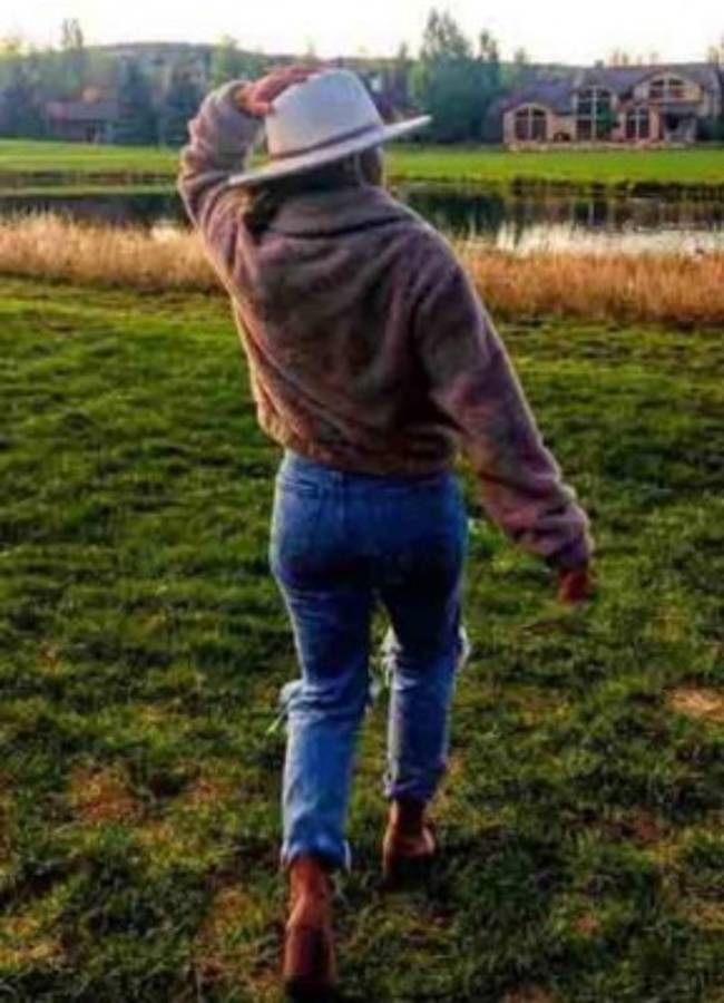 El mediocampista Roger Espinoza anuncia compromiso matrimonial con guapa futbolista en EUA