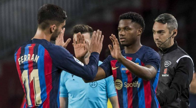 El Barcelona tiene decidido poner en venta a Ferran Torres y Ansu Fati para la vuelta de Messi.