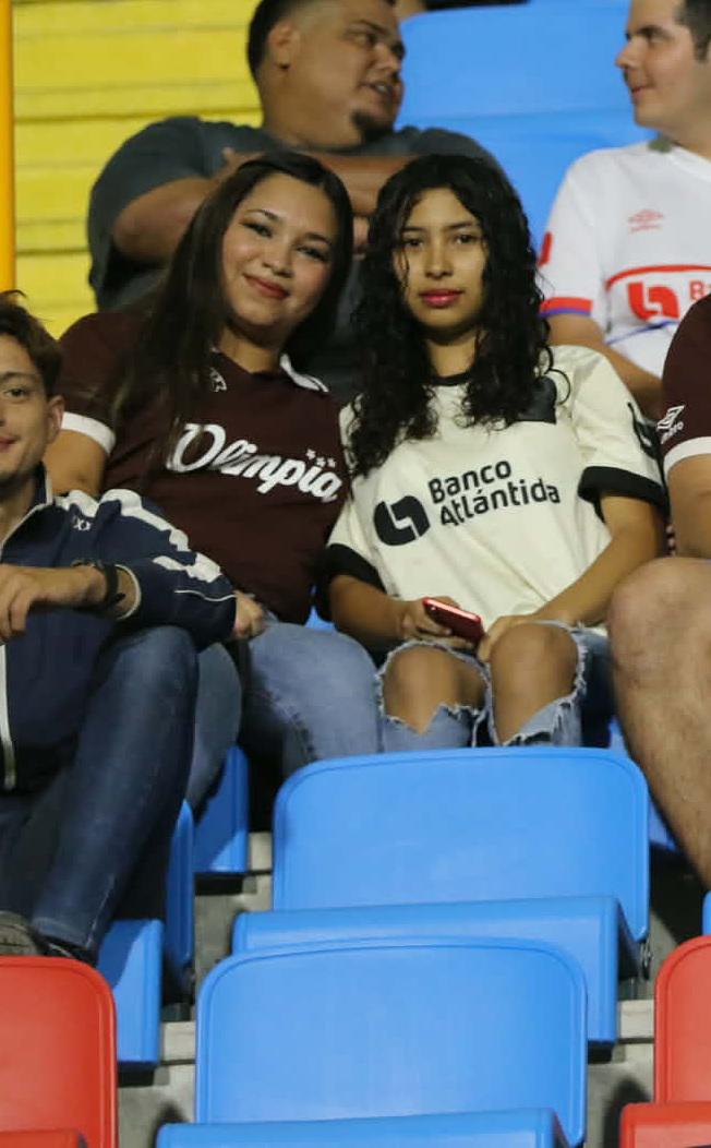 Bellezas olimpistas: Aficionadas causan fascinación en el estadio Nacional Chelato Uclés en juego ante Marathón