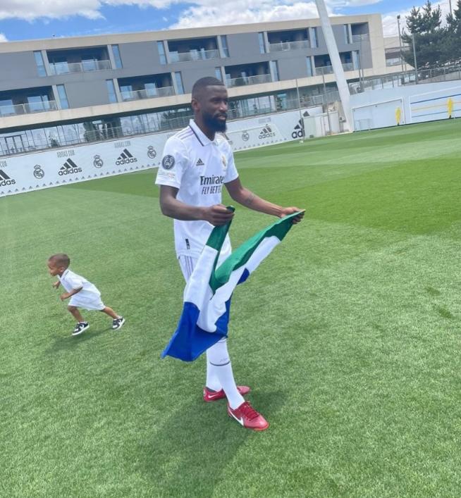 Así fue la presentación de Rüdiger: el detalle con el que se ganó al madridismo, descarta  histórico dorsal y lució la bandera de Sierra Leona
