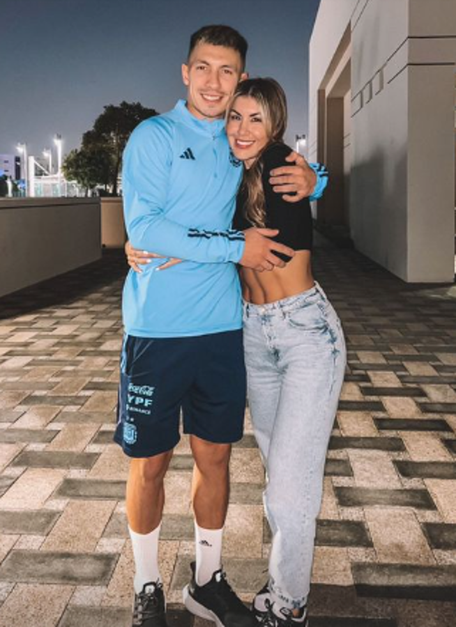 Besos y mucho amor tras sufrida clasificación: jugadores de la selección argentina recibieron a sus esposas en la concentración