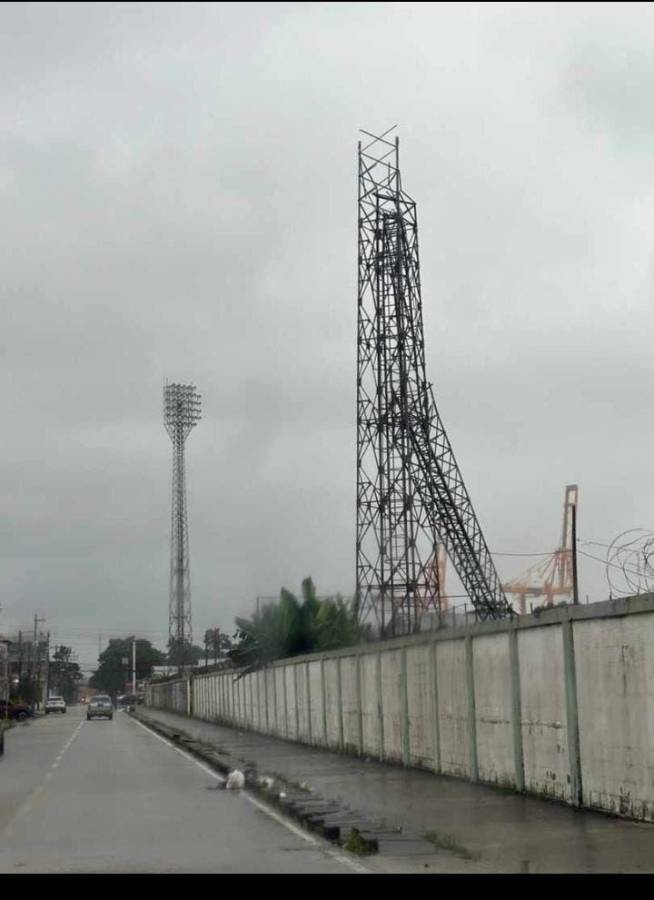 FOTOS: Estadio Excélsior pierde una de sus torres de iluminación y se confirma el tiempo que estará sin alumbrado
