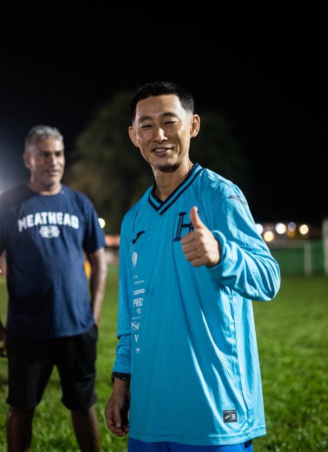 Supremo aparece de rodillas en el Municipal Ceibeño y Shin Fujiyama sorprende: concentración de los tiktokers de Honduras