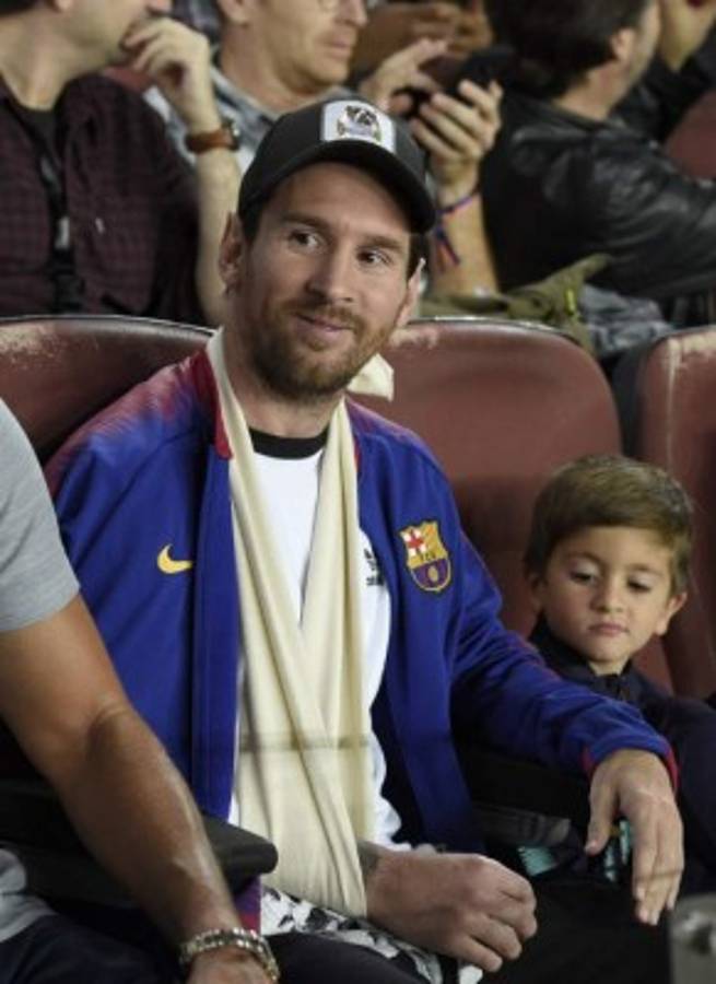 NO VISTE EN TV: El beso de Suárez y así reaccionó Messi y su hijo en el Camp Nou