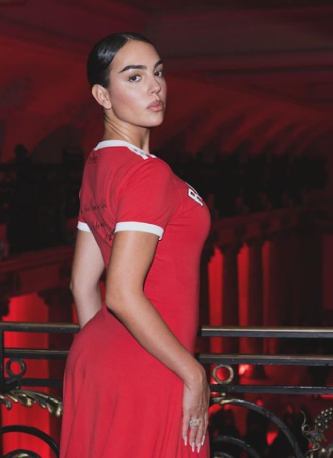 Georgina Rodríguez sorprendió en París con su atuendo: le rinde homenaje a Cristiano Ronaldo y la declaración de amor