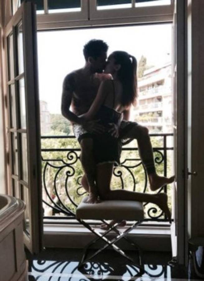 Los cracks del fútbol vacacionan y uno 'engaña' a su mujer en pleno vuelo