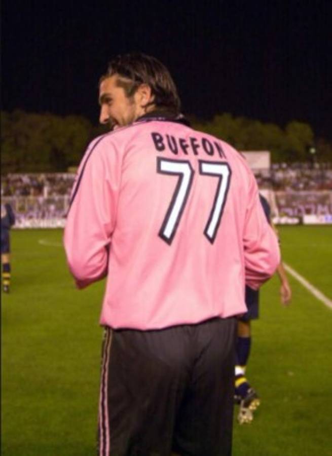 Messi y los otros dorsales extraños en el fútbol: Un centrocampista top utilizó el número 1