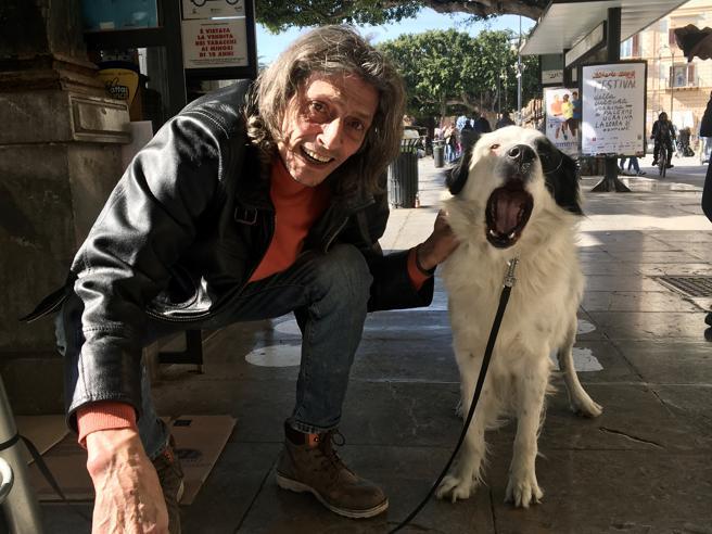 De futbolista profesional en Italia a vivir en la calle solo, enfermo y desnutrido; su primo fue héroe en un Mundial