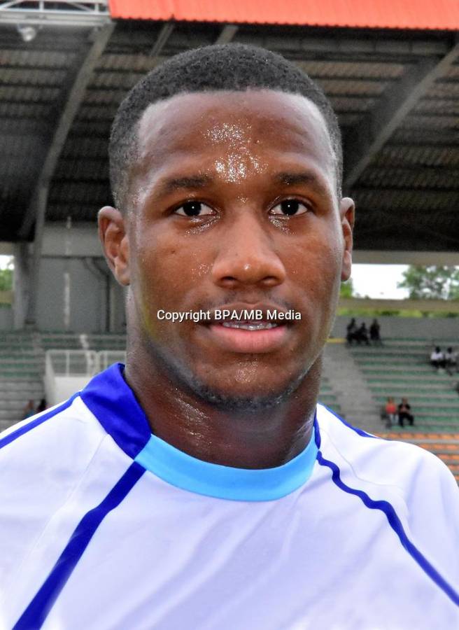 ¿Dónde la transportaban? Futbolista francés y su pareja fueron detenidos en aeropuerto con 100 kilos de cocaína