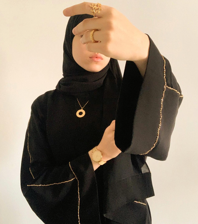 Siempre con el rostro cubierto: la influencer y misteriosa mujer que conquistó a crack del Barcelona