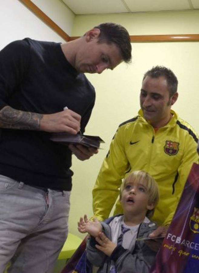Lionel Messi se toma fotos y firma autógrafos en su visita a los hospitales de Barcelona