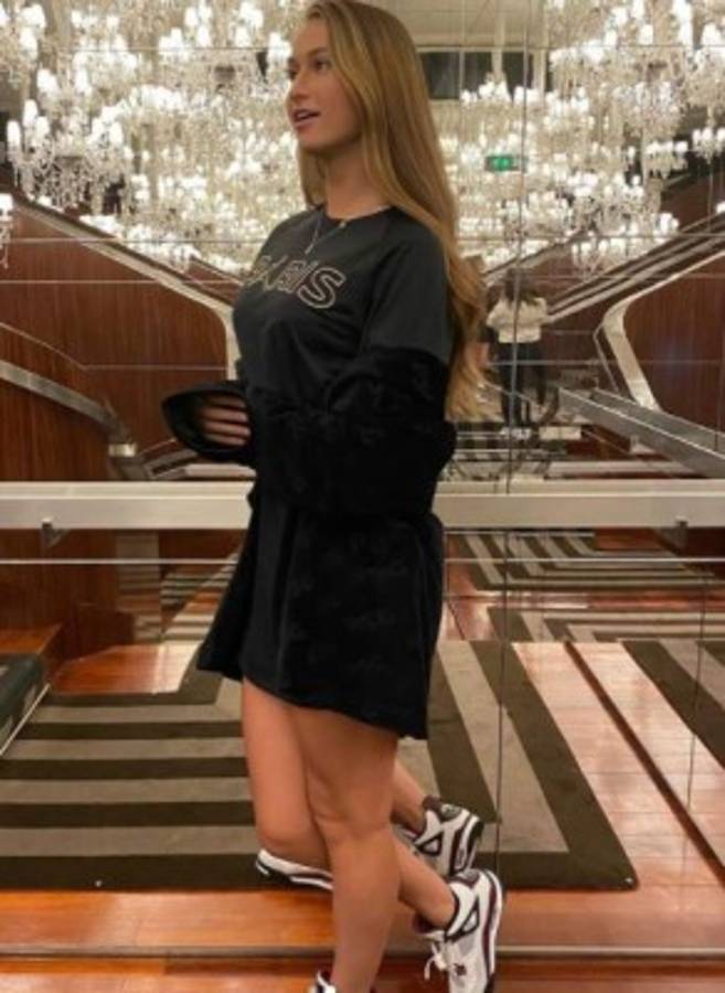 La sexy mujer de la gran estrella de Canadá: Víctima de racismo con su novio y juega en el PSG