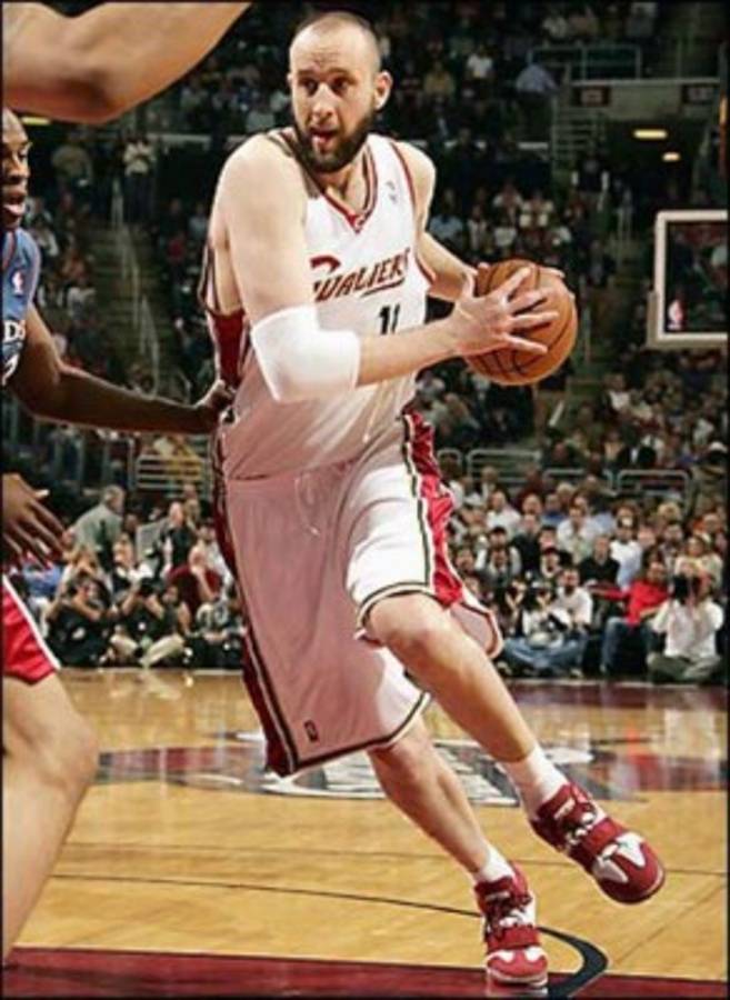 Conoce a los jugadores más altos en la historia de la NBA