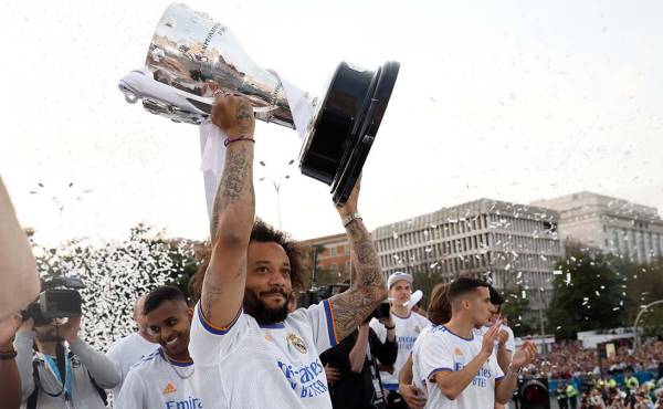 Marcelo levantó la copa 35 de la Liga de España para el Real Madrid en Cibeles.
