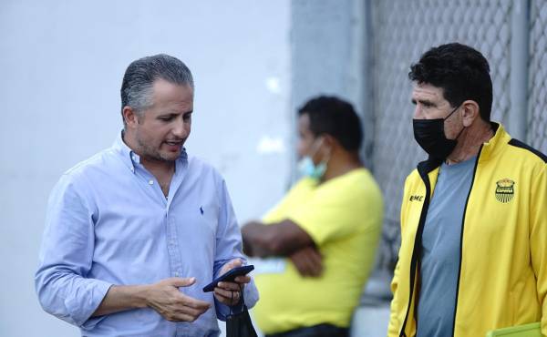 Elías Burbará estuvo con Héctor Vargas en el reconocimiento de cancha del estadio Morazán. Foto: Mauricio Ayala.