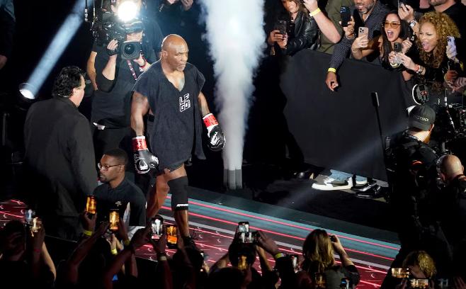 Así fue el triste regreso de Mike Tyson al boxeo: molido a golpes por Jake Paul y el gesto de su rival antes de terminar la pelea