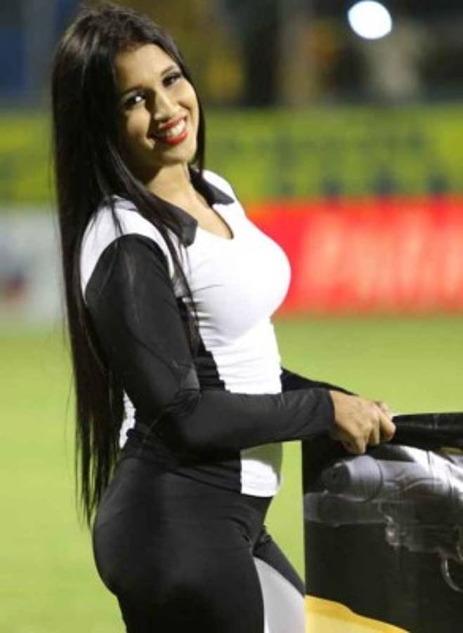 ¡HERMOSAS! Una Reina de Belleza entre las chicas lindas que asistieron a los estadios