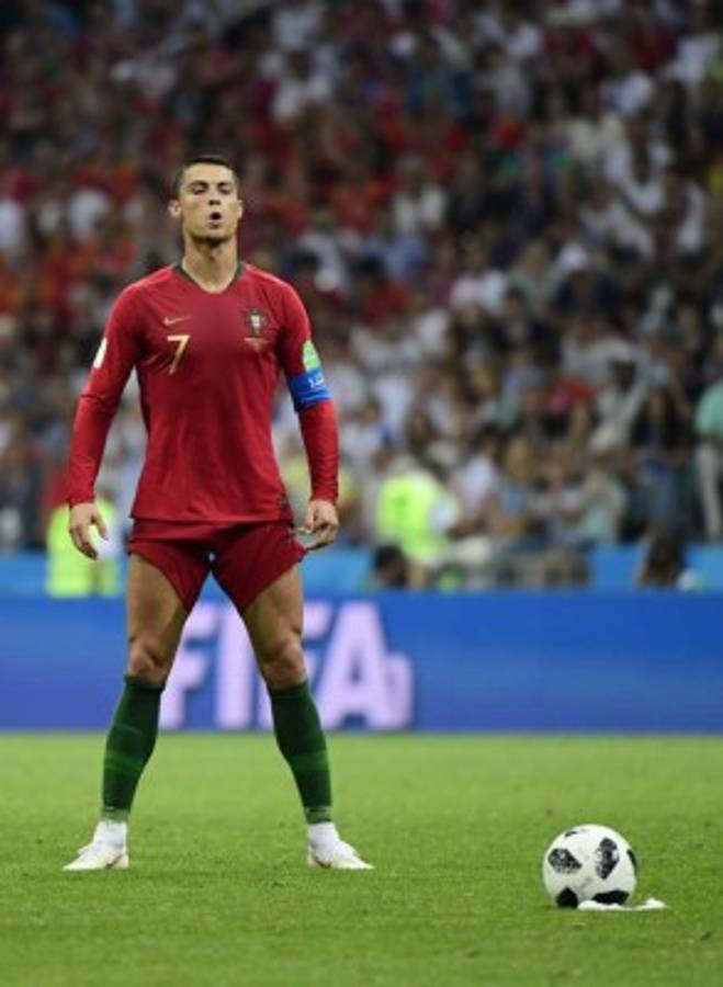 NO VISTE EN TV: La cara de Cristiano Ronaldo antes del tiro libre y lo que hizo De Gea tras el juego