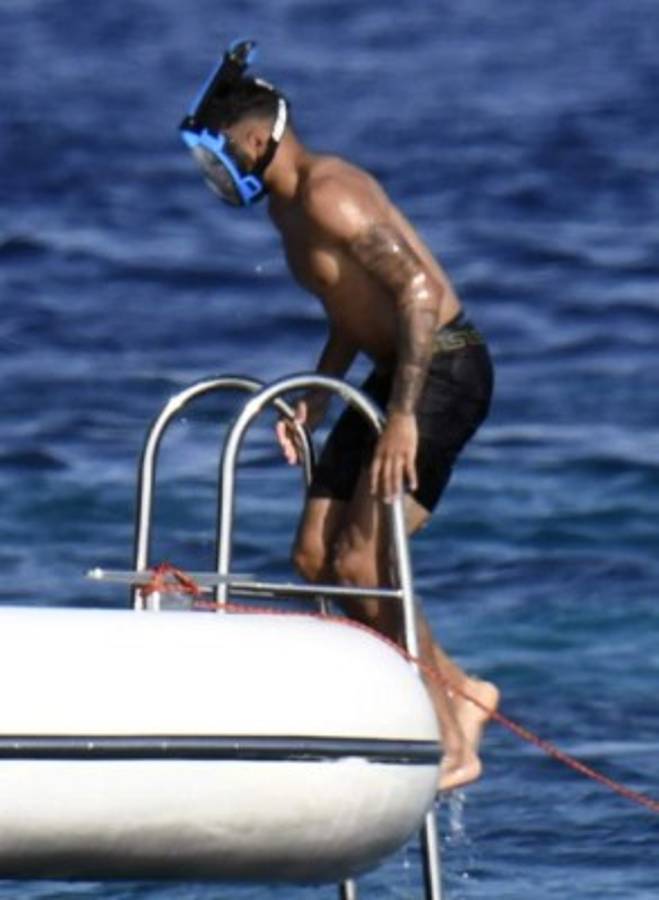 FOTOS: Las picantes vacaciones de la figura de la Champions League con su infartante novia  