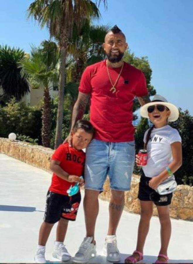 Sol, arena, playa y derroche de belleza de la esposa de Arturo Vidal en sus vacaciones en Ibiza